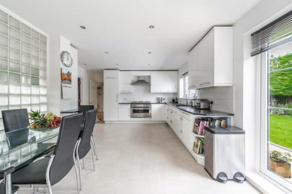 Leavesden Road, Stanmore