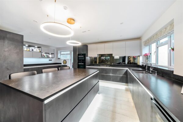 Leavesden Road, Stanmore