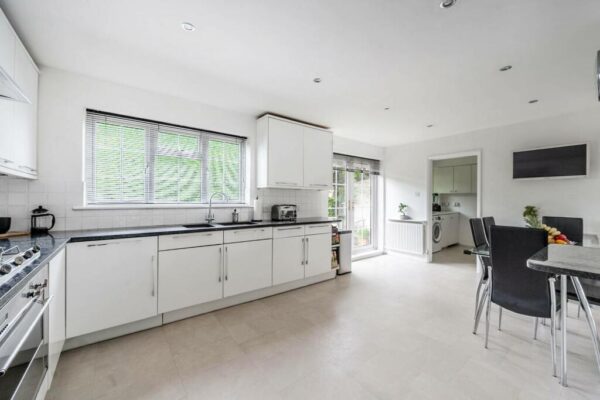 Leavesden Road, Stanmore