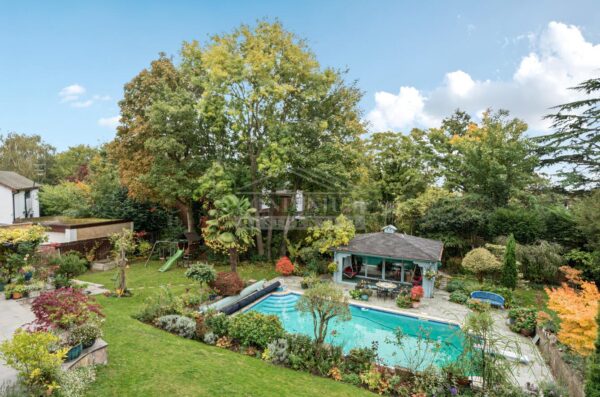 Spring Lake, Stanmore