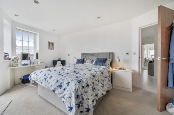 Sparrows Herne, Bushey