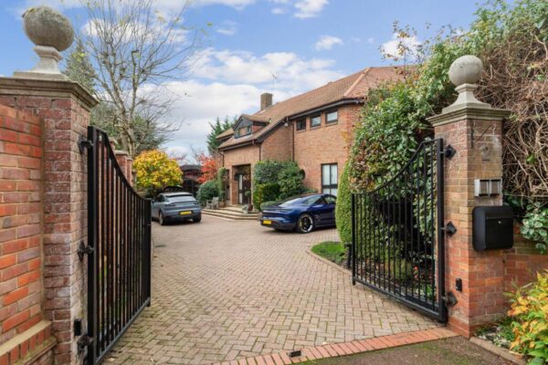 Laurino Place, Bushey Heath