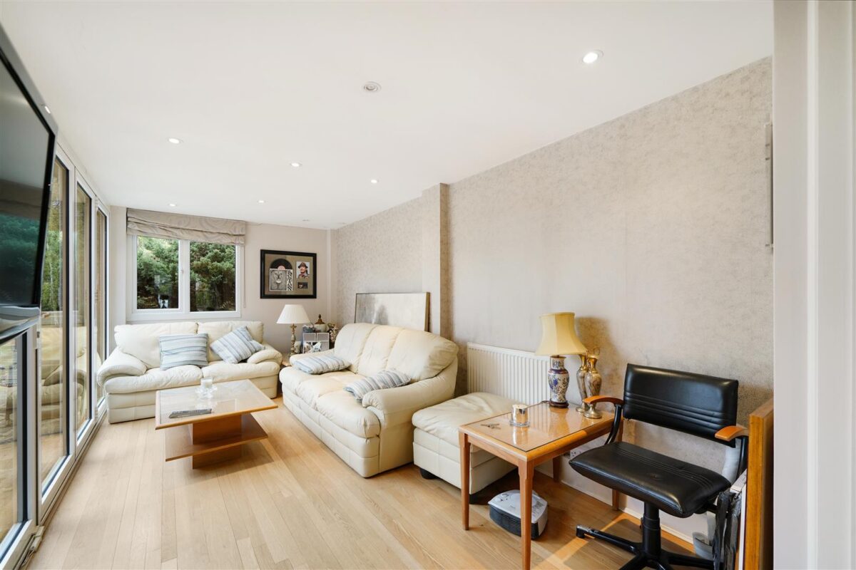 Deacons Hill Road, Elstree