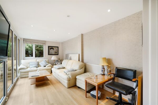 Deacons Hill Road, Elstree