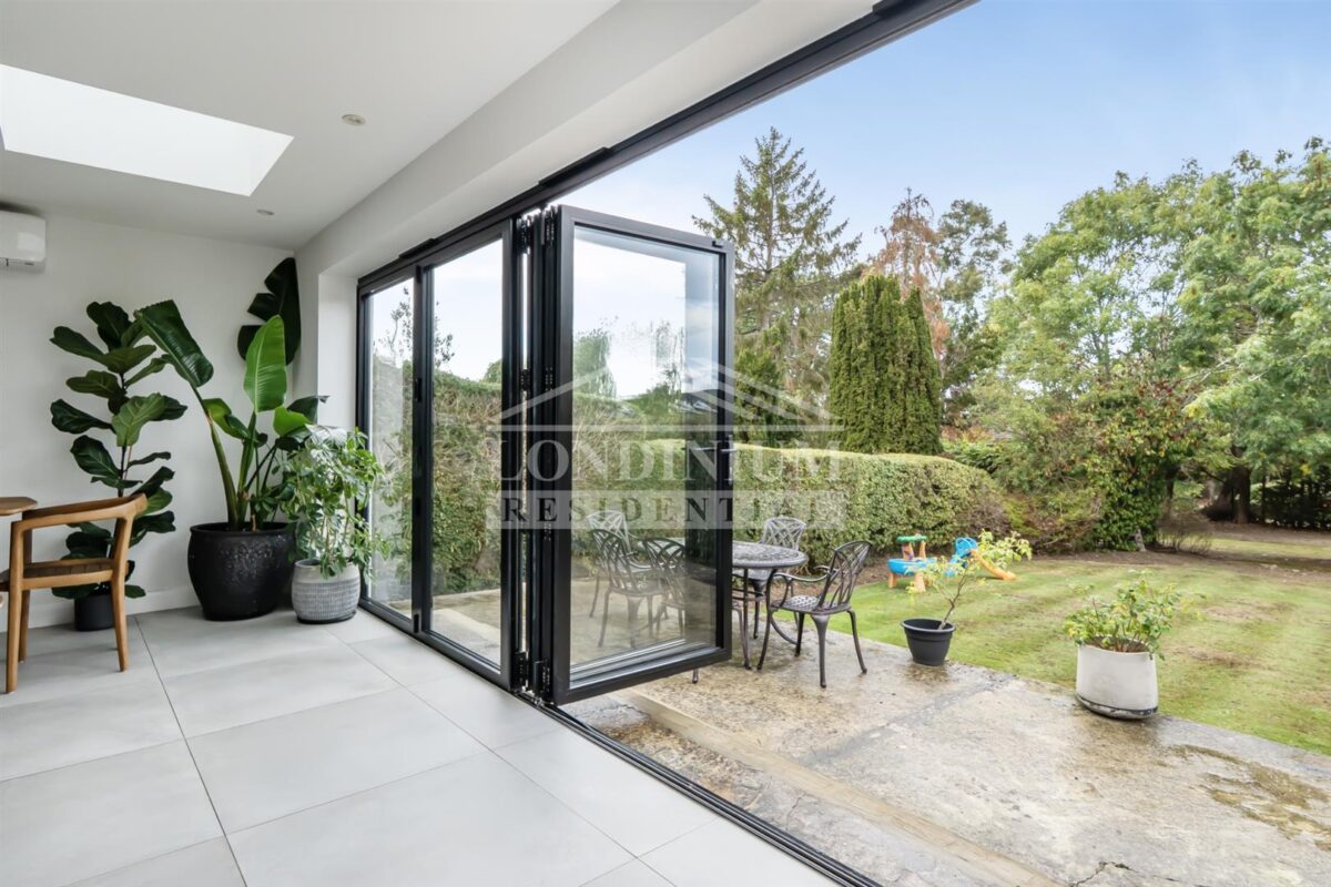 Coldharbour Lane, Bushey