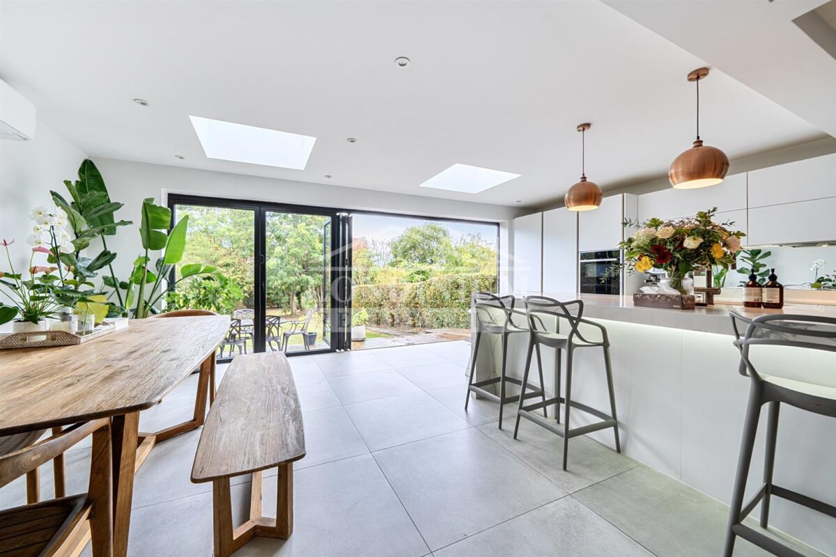Coldharbour Lane, Bushey